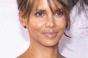 Halle Berry – Simple Updo/Wispy Bangs – 49th NAACP Image Awards