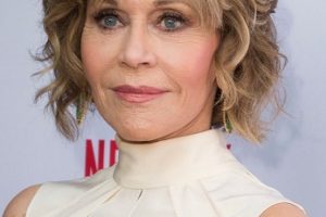 Jane Fonda – Short Curly Hairstyle – Netflix Original Series “Grace & Frankie” Season 2 Premiere