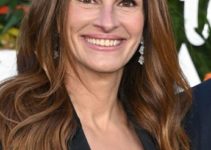Julia Roberts – Long Curled Hairstyle – 2022 “Ticket To Paradise” World Premiere