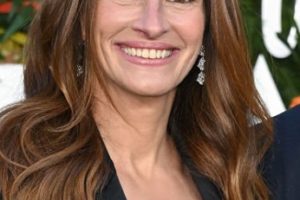 Julia Roberts – Long Curled Hairstyle – 2022 “Ticket To Paradise” World Premiere