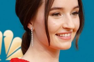 Kaitlyn Dever – Simple Twisted Knot Hairstyle 2022 – 74th Annual Primetime Emmy Awards