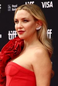 Kate Hudson's Lush Long Wavy Hairstyle - [Hairstylist: Peter Gray] - 20220910