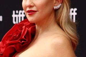 Kate Hudson – Lush Long Wavy Hairstyle – 2022 Toronto International Film Festival