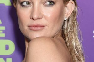 Kate Hudson – Slicked Back “Wet Look” Hairstyle (2022) – “Mona Lisa and the Blood Moon” Premiere
