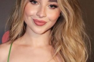 Sabrina Carpenter – Long Beach Waves Hairstyle – Primary Wave x Island Records Pre-Grammy Party