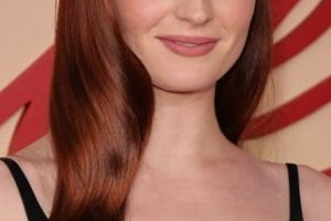 Sophie Turner – Soft and Glossy Wave Hairstyle – 2022 Netflix’s “Do Revenge” Special Screening