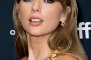 Taylor Swift – Long Straight Hairstyle/Arch Bangs – 2022 Toronto International Film Festival