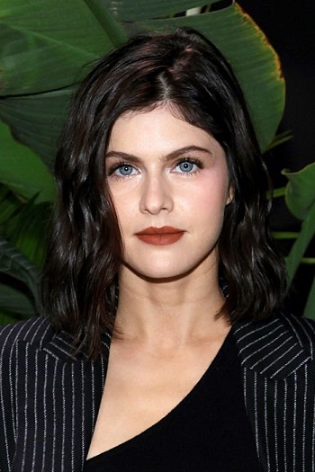 Alexandra Daddario - Shoulder Length Beach Waves Hairstyle - [Hairstylist: Anthony Campbell] - 20220914