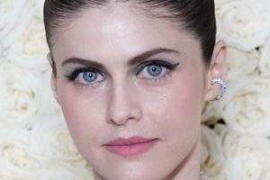 Alexandra Daddario – Sleek Updo (2022) – Academy Museum of Motion Pictures 2nd Annual Gala