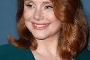 Bryce Dallas Howard – Medium Length Curled Hairstyle – “Jurassic World-The Ride” Grand Opening Celebration