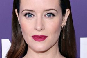 Claire Foy – Long Straight Hairstyle (2022) – 60th New York Film Festival
