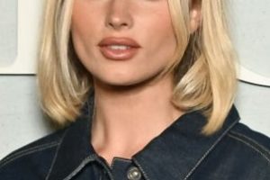 Elsa Hosk – Shoulder Length Straight Hairstyle – 2022 Paris Fashion Week