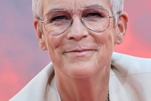 Jamie Lee Curtis – Short Choppy Pixie (2022) – Hand and Footprint Ceremony