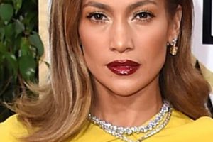 Jennifer Lopez – Medium Length Curled Hairstyle – 73rd Annual Golden Globe Awards