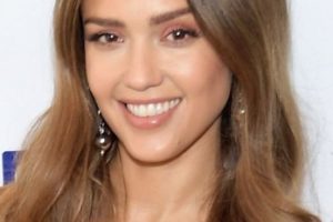 Jessica Alba – Long Curled Hairstyle – 2017 Success Makers Summit