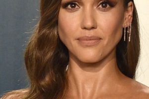 Jessica Alba – Long Curled Side  Sweeping Hairstyle – 2020 Vanity Fair Oscar Party