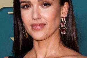 Jessica Alba – Long Straight Hairstyle (2022) – God’s Love We Deliver 16th Annual Golden Heart Awards