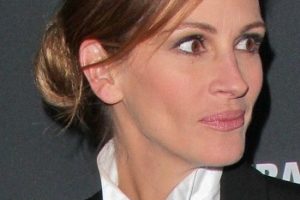 Julia Roberts – Simple Updo – “August: Osage County” Los Angeles Premiere
