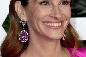 Julia Roberts – Long Wavy Hairstyle (2022) – Universal Pictures’ “Ticket To Paradise” Premiere