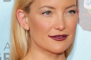 Kate Hudson – Long Straight Side Part Hairstyle – “Wish I Was Here” New York Screening
