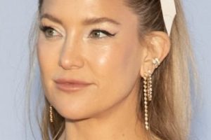 Kate Hudson – Adorably Chic Half Up Half Down Hairstyle (2022)
