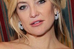 Kate Hudson – Low Textured Ponytail (2022) – “Glass Onion: A Knives Out Mystery” Drinks Reception