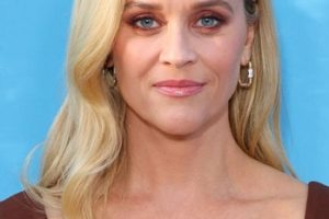 Reese Witherspoon – Long Curled Deep Side Part Hairstyle (2022) – Netflix’s “From Scratch” Special Screening