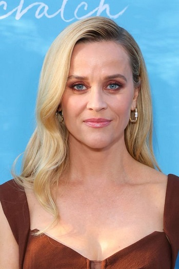 Reese Witherspoon - Long Curled Deep Side Part Hairstyle - [Hairstylist: Lona Vigi] - 20221018