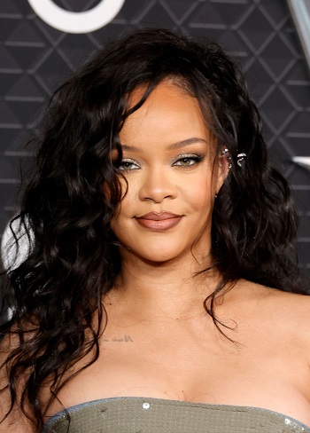Rihanna - Long Curly Hairstyle - [Hairstylist: Yusef] - 20221026