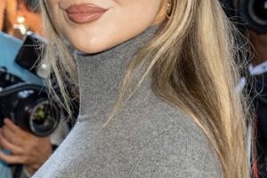 Sabrina Carpenter – Half Up Half Down Hairstyle – 2022 New York Fashion Week