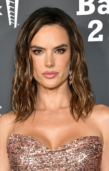 Alessandra Ambrosio - Shoulder-Length Beach Waves Hairstyle - [Hairstylist: Dimitris Giannetos] - 20221112
