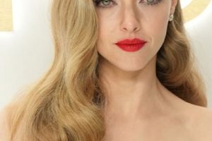 Amanda Seyfried – Veronica Lake Inspired Long Curled Hairstyle – 2022 CFDA Fashion Awards