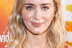 Emily Blunt – Medium Length Curled Hairstyle (2022) – “The English” New York Premiere