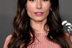 Jordana Brewster – Long Curled Hairstyle (2022) – Baby2Baby Gala
