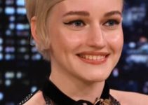 Julia Garner – Short Vintage 1960s Hairstyle (2022) – “The Tonight Show with Jimmy Fallon”