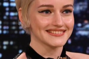 Julia Garner – Short Vintage 1960s Hairstyle (2022) – “The Tonight Show with Jimmy Fallon”