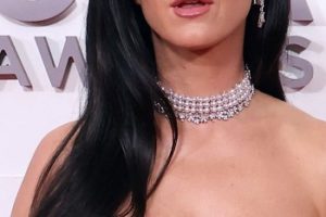 Katy Perry – Long Curled Hairstyle (2022) – 56th Annual CMA Awards