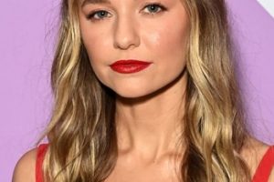 Madison Iseman – Long Curled Hairstyle – Samsung 2022 Galaxy Creators Lounge Event