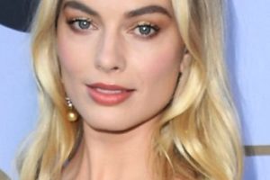 Margot Robbie – Long Curled Hairstyle – 25th Annual Screen Actors Guild Awards