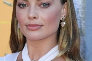 Margot Robbie – Long Wavy Hairstyle – Warner Bros. “The Suicide Squad” Los Angeles Premiere