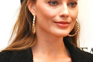 Margot Robbie – Half Up Half Down Hairstyle/Bow (2022) – “BAFTA: A Life In Pictures”