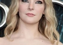 Morfydd Clark Hairstyles – Long Beach Waves Hairstyle (2022) – “The Lord Of The Rings: The Rings Of Power” New York Screening