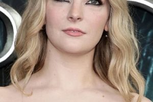 Morfydd Clark Hairstyles – Long Beach Waves Hairstyle (2022) – “The Lord Of The Rings: The Rings Of Power” New York Screening
