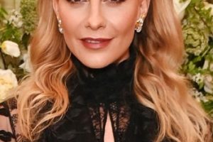 Poppy Delevingne – Long Side Twist Hairstyle (2022) – British Vogue and Tiffany & Co. Fashion and Film Party