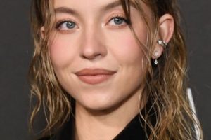 Sydney Sweeney – Long Curly Wet-Look Hairstyle (2022) – 29th Annual ELLE Women In Hollywood Celebration
