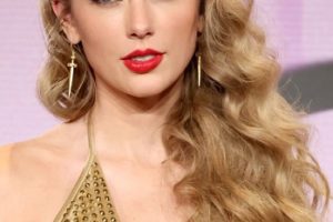 Taylor Swift – Long Glam Waves Hairstyle (2022) – American Music Awards