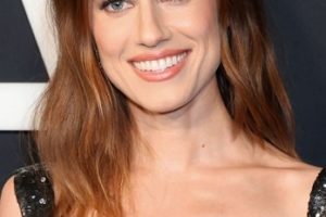 Allison Williams – Long Soft Waves Hairstyle (2022) – Universal Pictures’ “M3GAN” Los Angeles Premiere