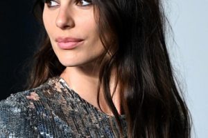 Camila Morrone – Long Beach Waves Hairstyle (2022) – 2022 Vanity Fair Oscar Party
