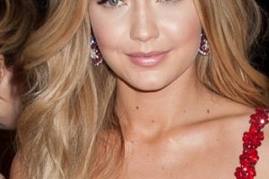 Gigi Hadid – Long Curled Hairstyle – “China: Through The Looking Glass” Costume Institute Benefit Gala
