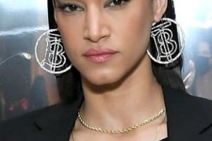 Sofia Boutella – Shoulder Length Straight Hairstyle (2022) – Burberry Event
